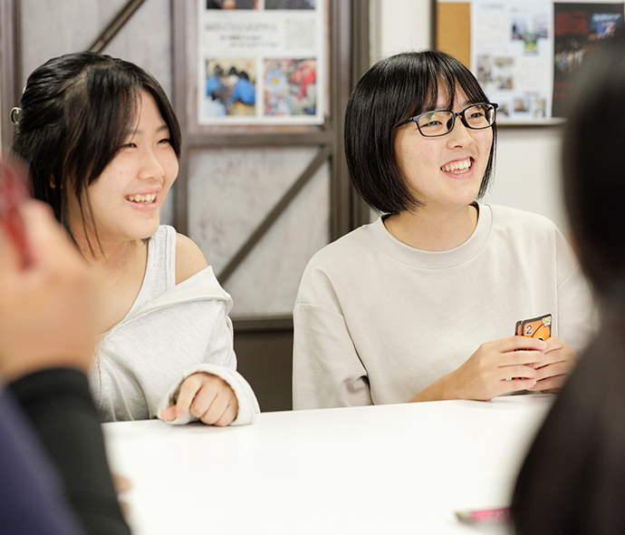 談笑する生徒たち